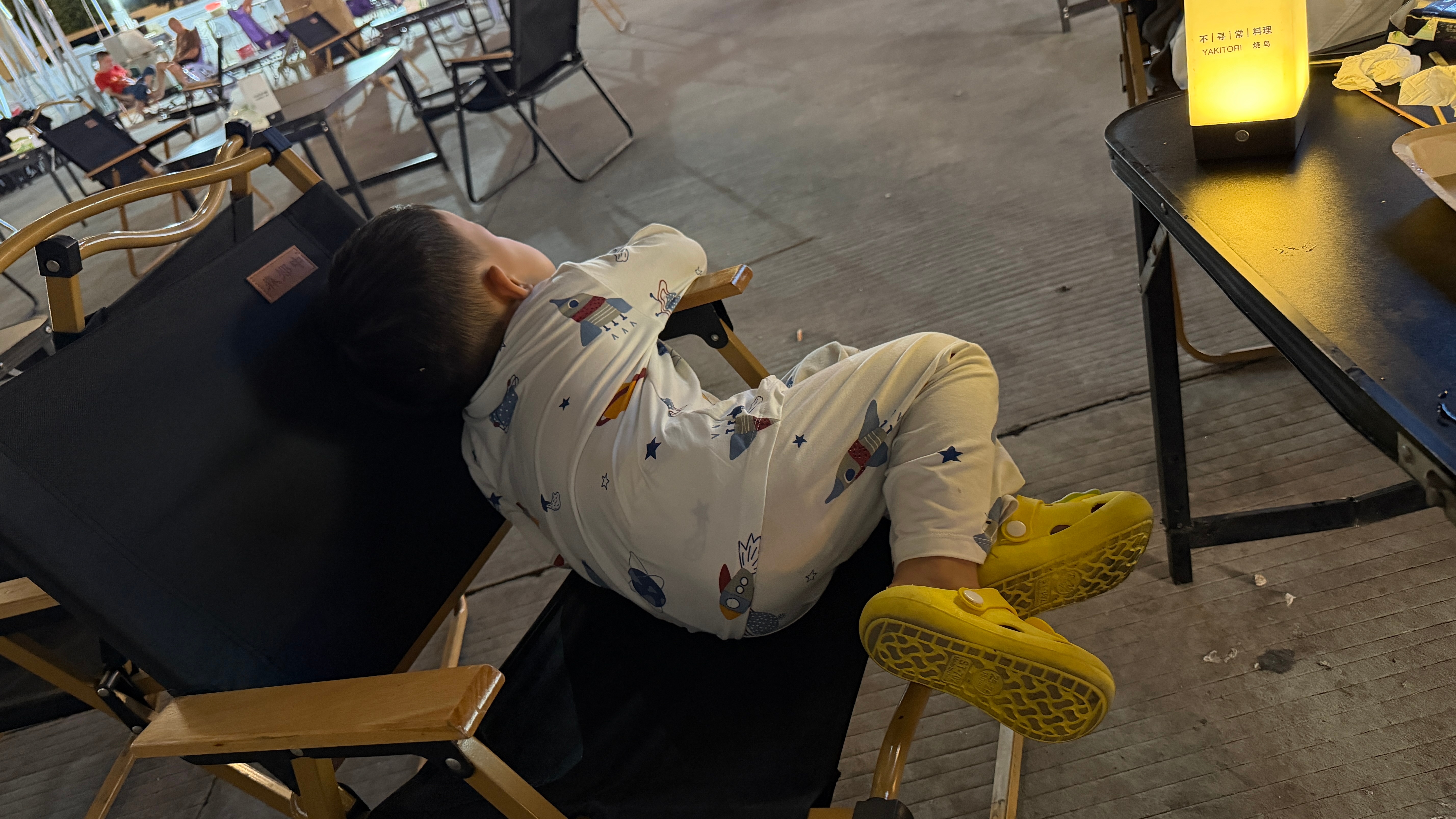孩子们都睡了。阿琛对这家烧烤没啥兴趣。。。可是我和胡杨林，希希都觉得还好吃吃的啊