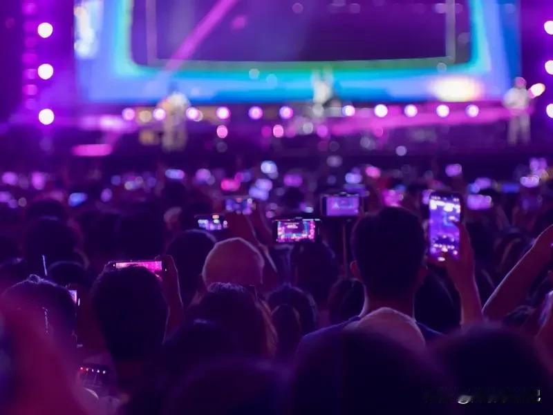 今天，刷到一个叫《扬声》的纪录片，里面讲到一个案例，一个10岁的女孩用家长手机看