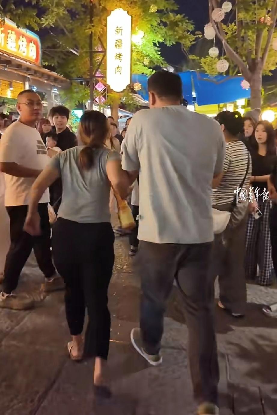 妈妈的喊声让人揪心！
      2岁零8个月的孩子在景区走丟，此时，孩子的妈妈