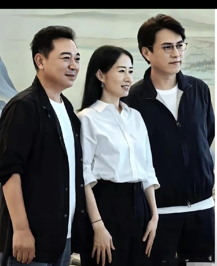 眼睛长的好看，戴上眼镜更好看，只有靳东，没有别人！
不戴眼镜的靳东，是帅气的，戴