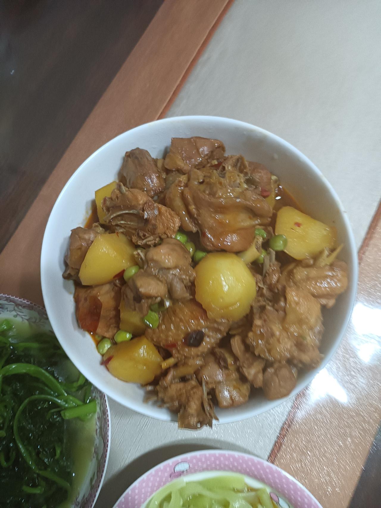 午餐菜品：炒小公鸡  蒜泥茼蒿菜  凉拌莴苣丝  
        小公鸡里加了