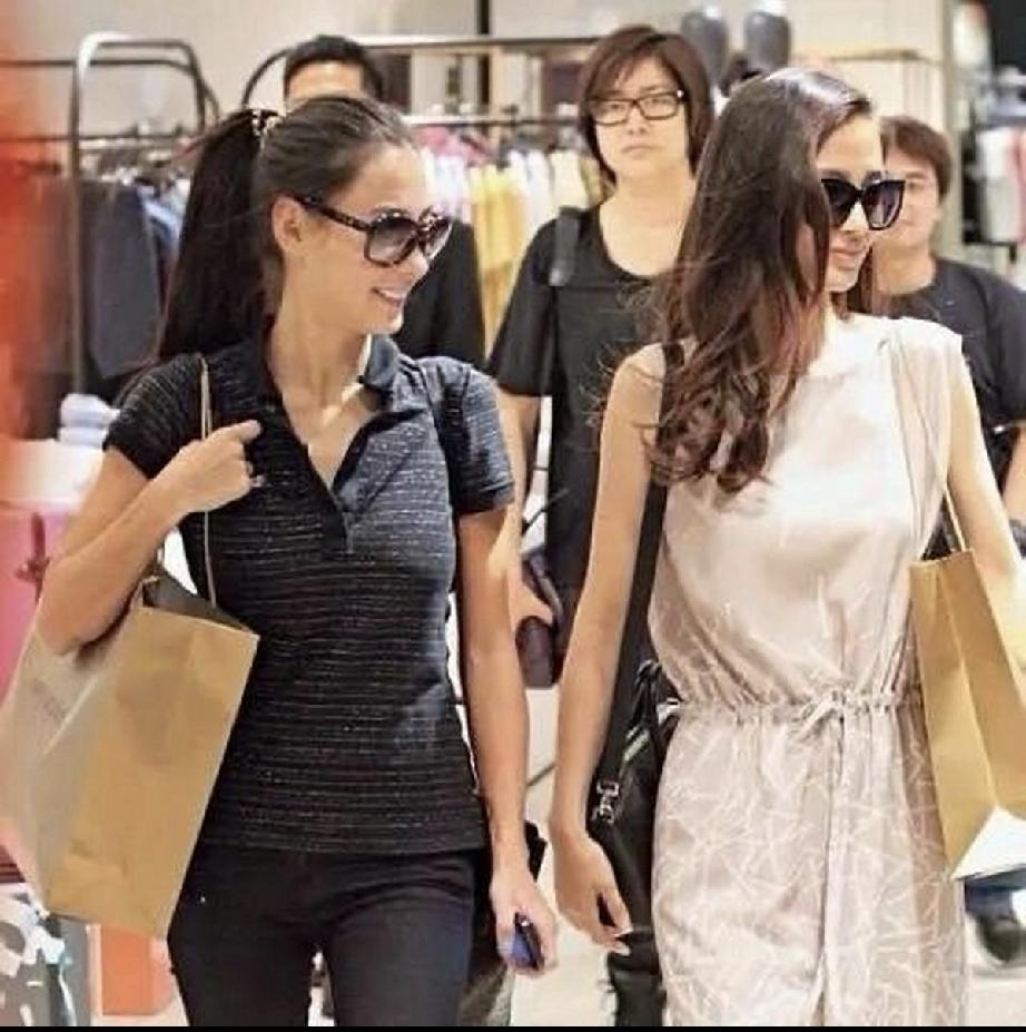 张柏芝和杨颖两个混血美女同框如姐妹花。
杨颖比张柏芝小了近十岁，张柏芝曾是她少女