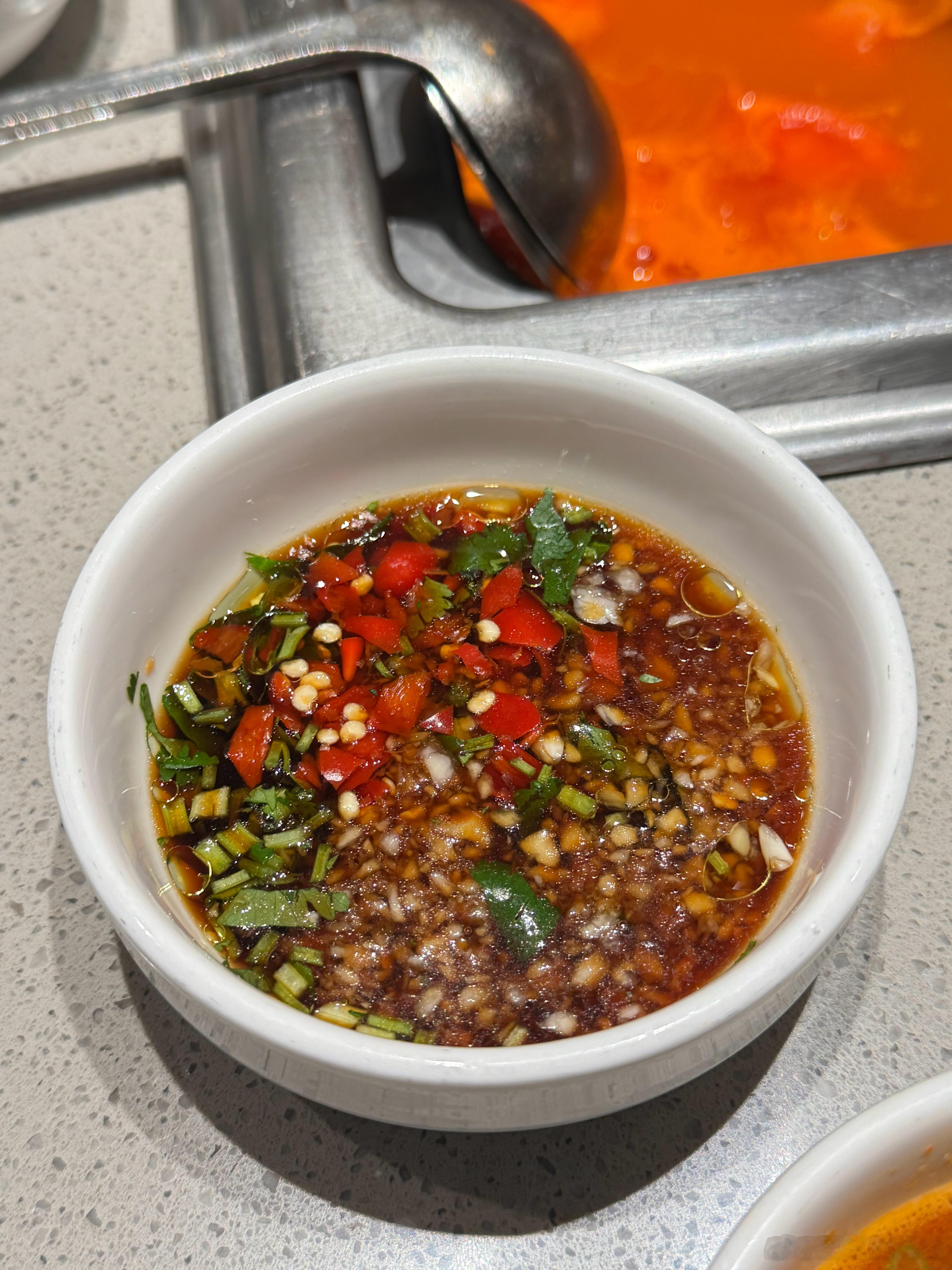 我的海底捞调料vs鸿哥的调料怎么会有人吃辣锅沾素芝麻酱，关键也不是北京那种芝麻酱