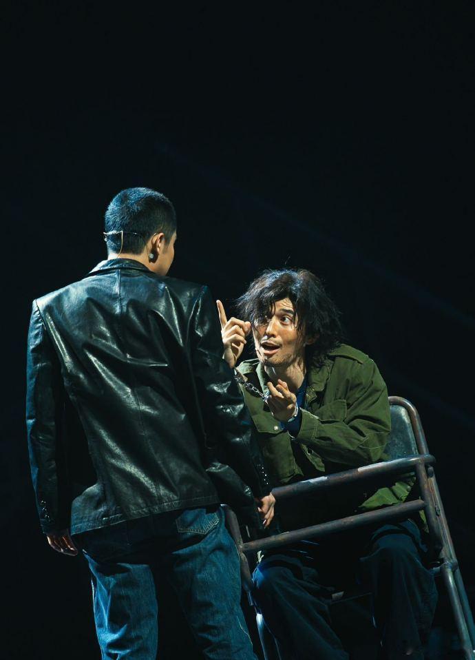 赵小童话剧舞台照  赵小童话剧舞台照真的是非常的有亮点的呀，而且能够感受到他在舞