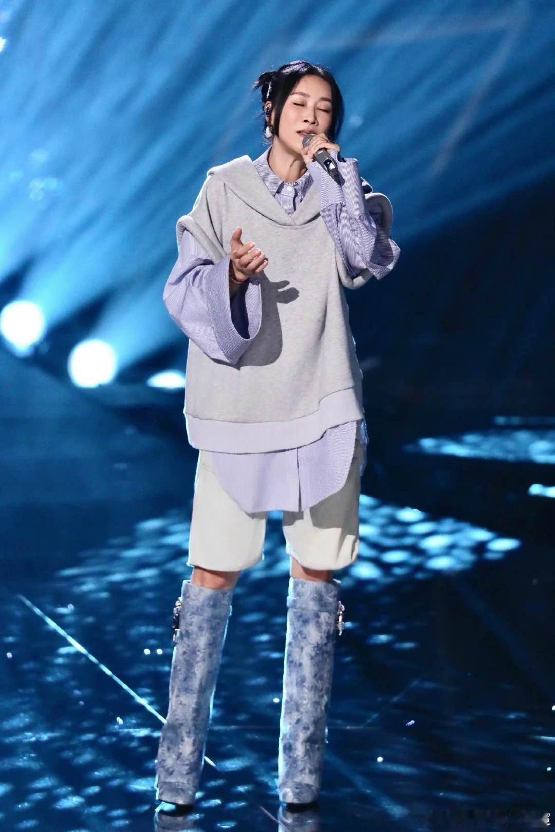 #那英压轴# 今晚那英的压轴演出，一首《灿烂的你》再次展示了她作为实力唱将的无限