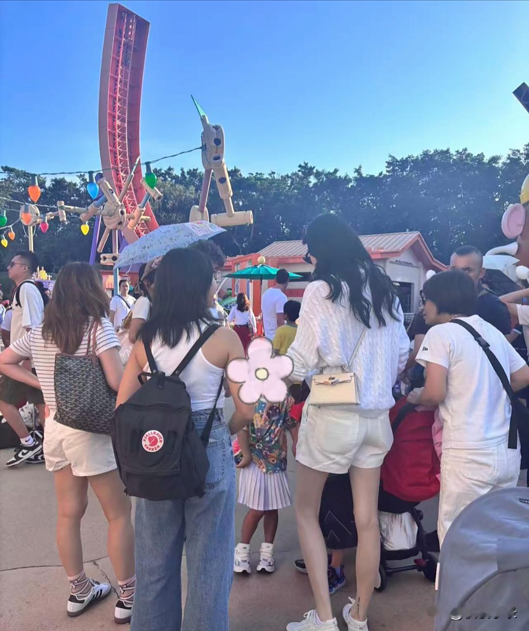 奚梦瑶和儿子女儿一起到迪士尼乐园玩，她的身材真好，两条腿好美，背影看起来完全不像