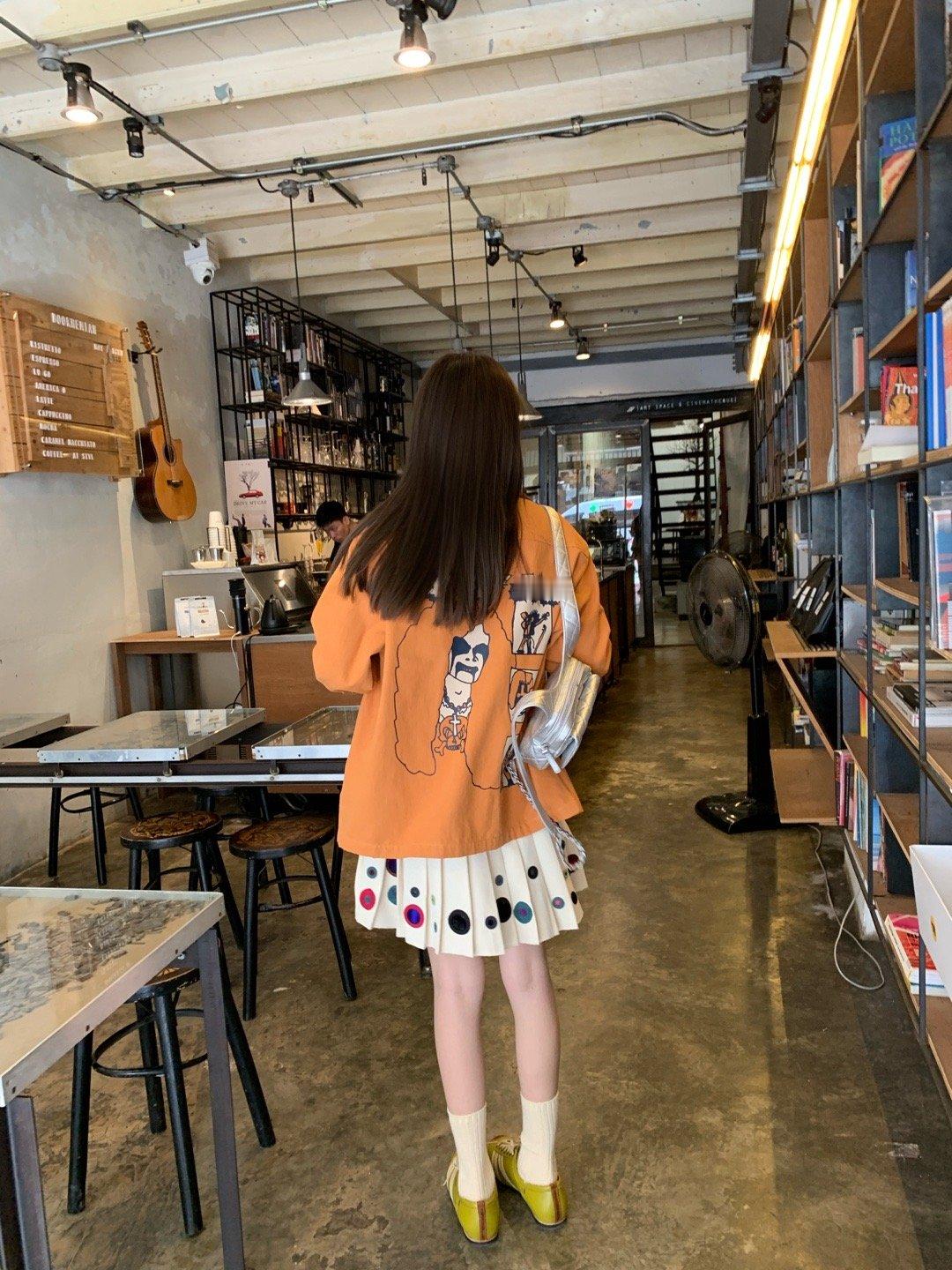 这期把好多惊艳的单品搬出来！其中这条半裙是我很推荐的 可以搭这期所有上衣  一个