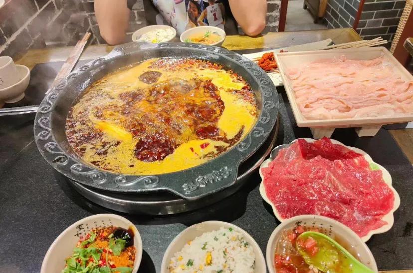 前两天，我和闺蜜出去吃火锅，两个人一共花了422块钱，这钱是我付的，回来以后我就