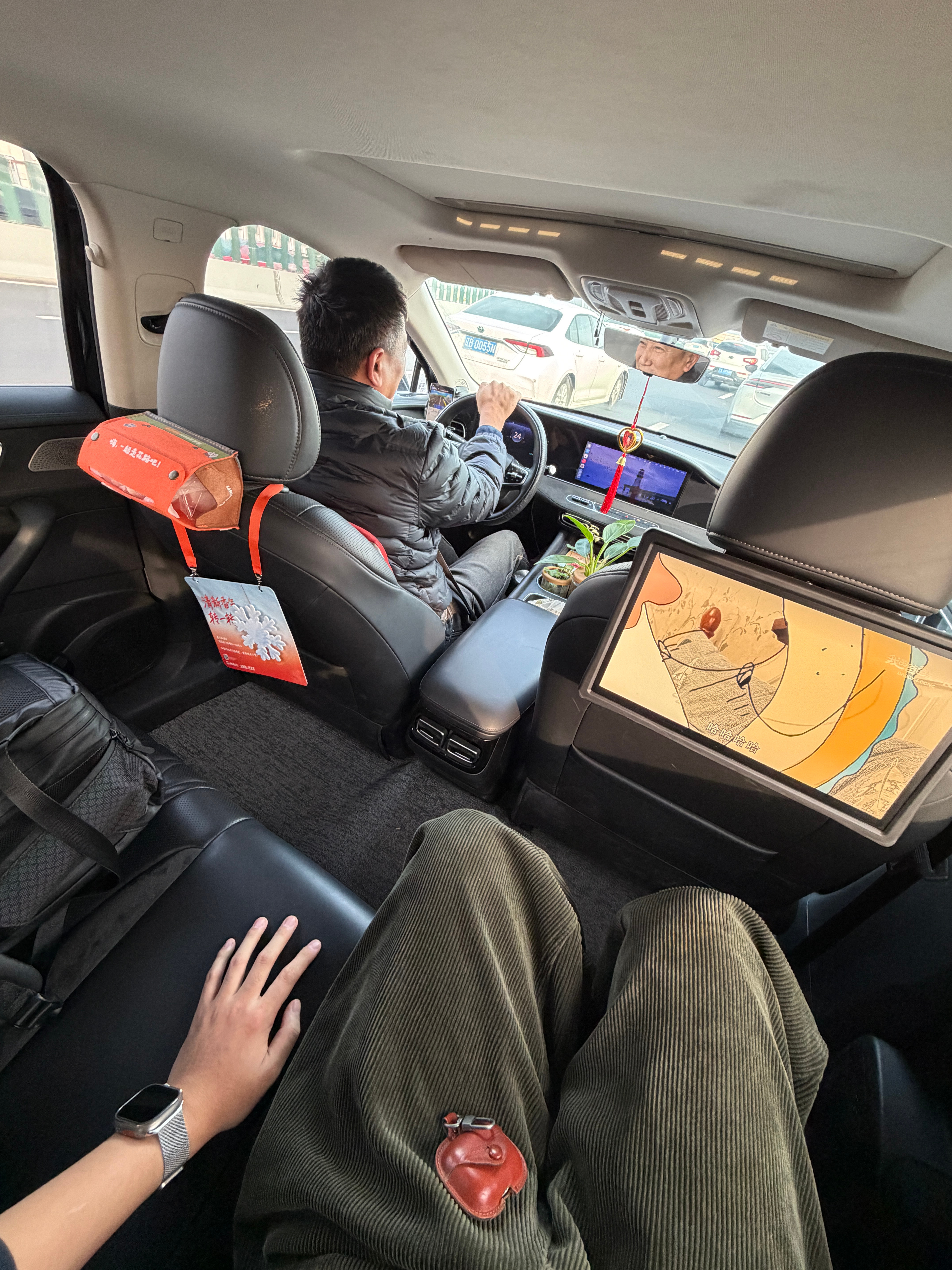 来自淮北的一位网约车师傅，他的车子少见的不仅没有味道，甚至还相当整洁。在扶手箱这