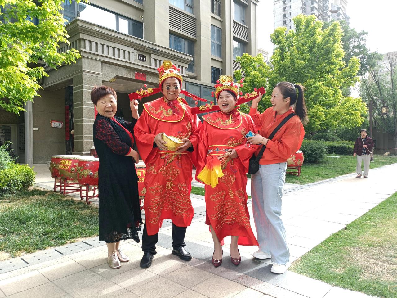 小确幸，杨府有喜亲友贺
好开森，良辰吉庆合家欢
美了醉了
[鼓掌][鼓掌][鼓掌
