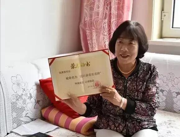 1981年，内蒙古一男生考上大学，女老师掏出20元钱，给他买了一双棉鞋，谁料，2