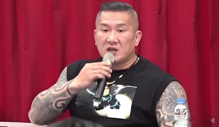 网红馆长“麻了个烦”斩头言论惹祸上身
 
最近台湾网红馆长陈之汉在直播中一句斩下