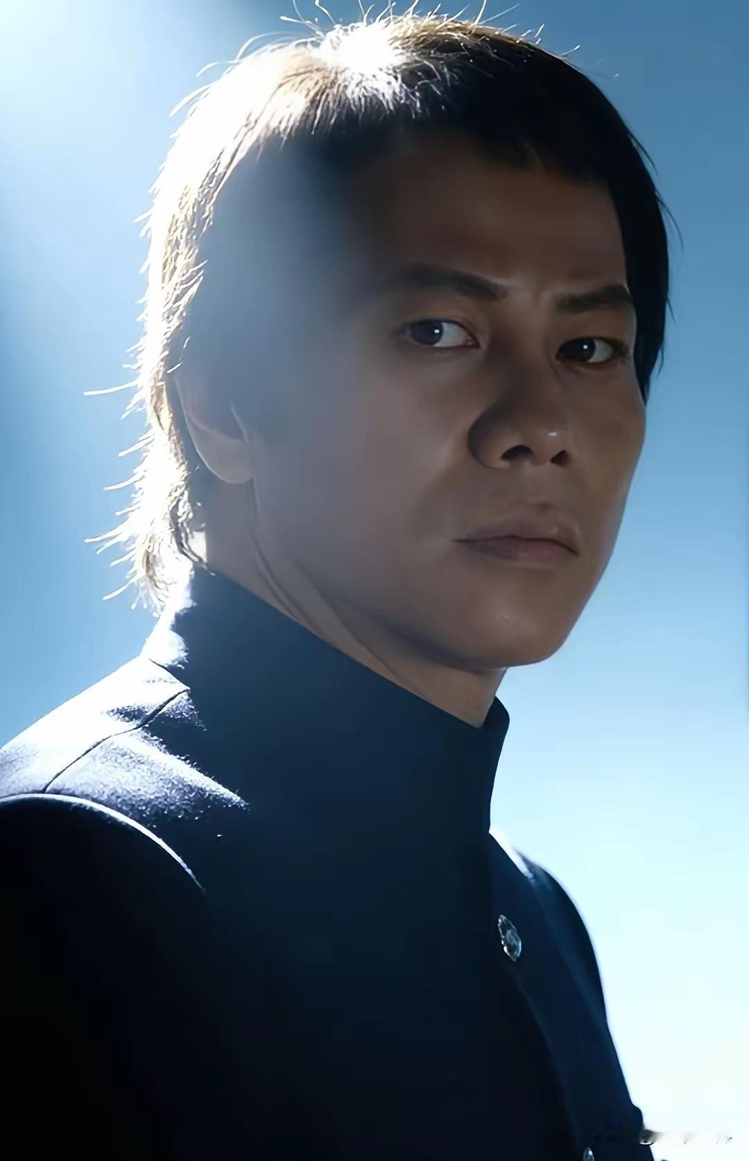 据传，
梁小龙不是死于疾病，
也不是发生意外，
而是在睡梦中离世，
走的时候很安