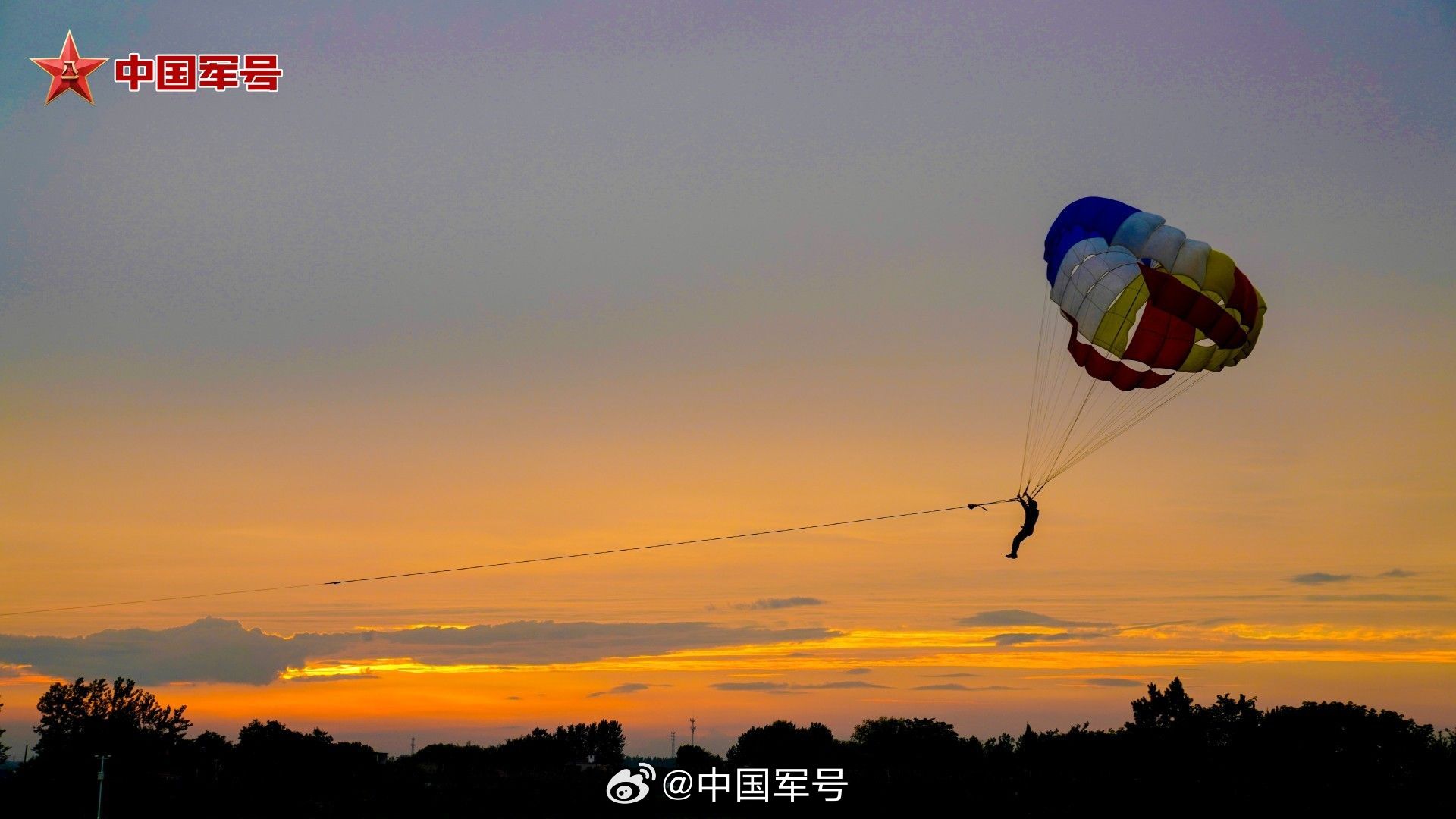 【伞花朵朵！跳伞训练的多巴胺时刻】近日，东部战区海军航空兵某部组织飞行员开展陆地