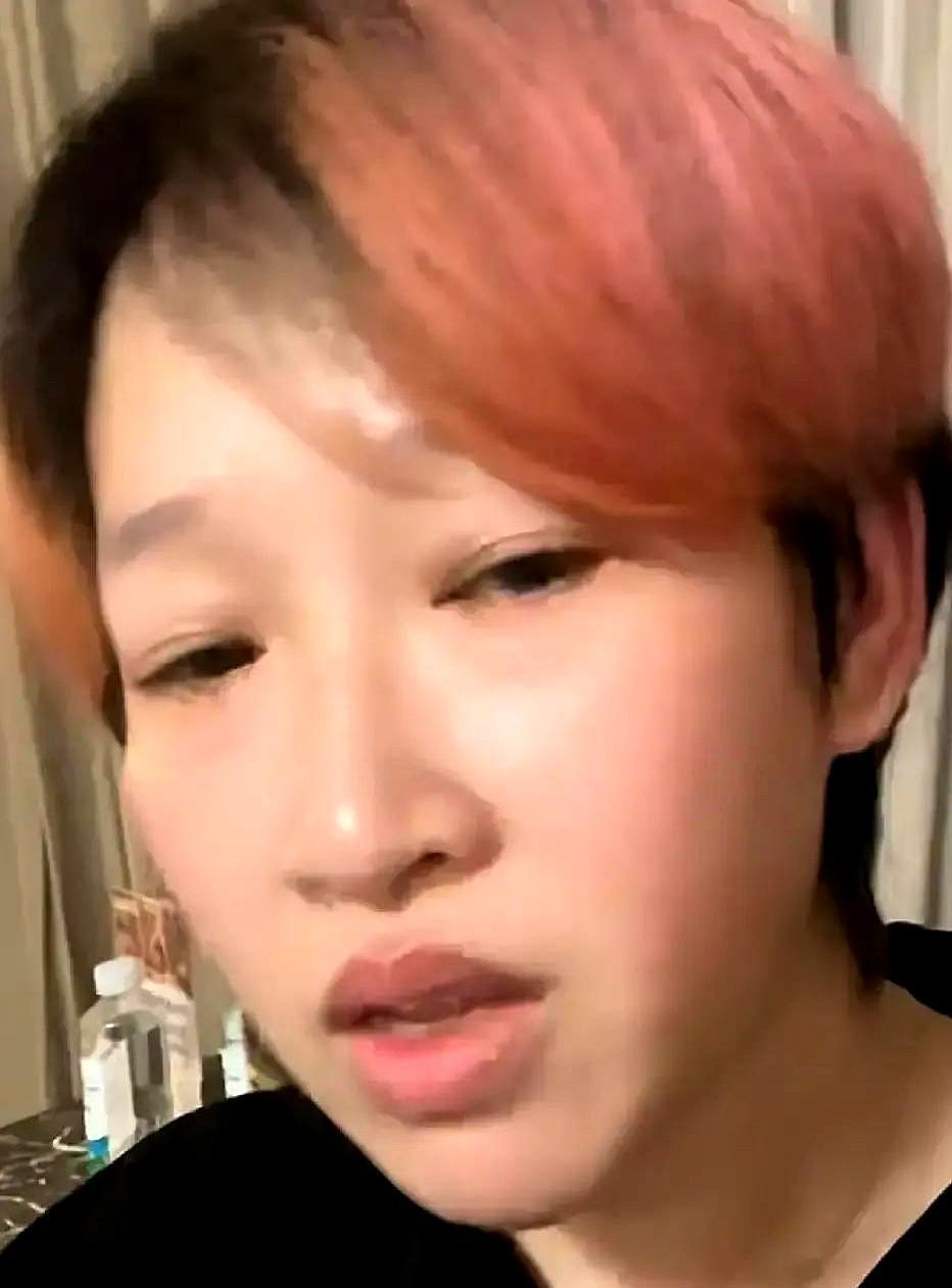 激光笔划过第三排观众的视网膜时，岳云鹏正抖到第三个包袱。
保安手腕抖那半秒误差，