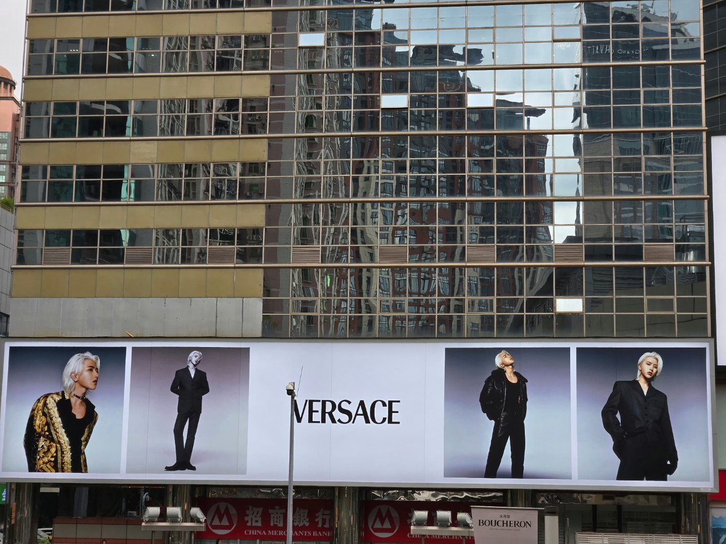 #蔡徐坤地广#OMG我的天呐范思哲你真的好爱我们坤坤啊！话说回来这么帅的脸就应该