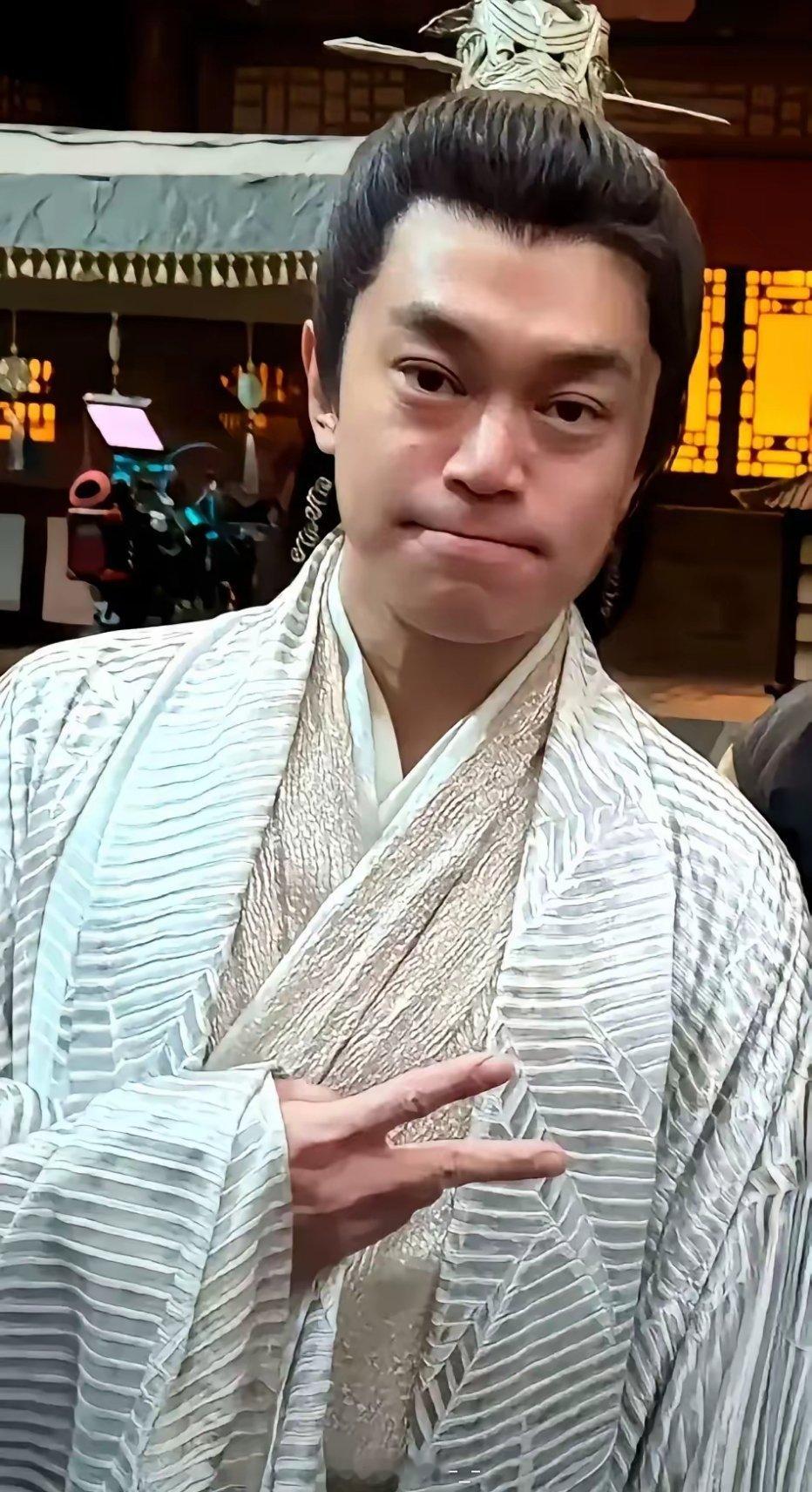空白__[超话]  《大奉打更人》杨千幻跟演员本人对上了对上了虽然早就猜到杨千幻