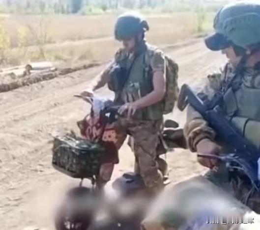 俄乌打了这么久，真正管用的三件武器，太阳能充电板，摩托车，无人机。居然都是中国平