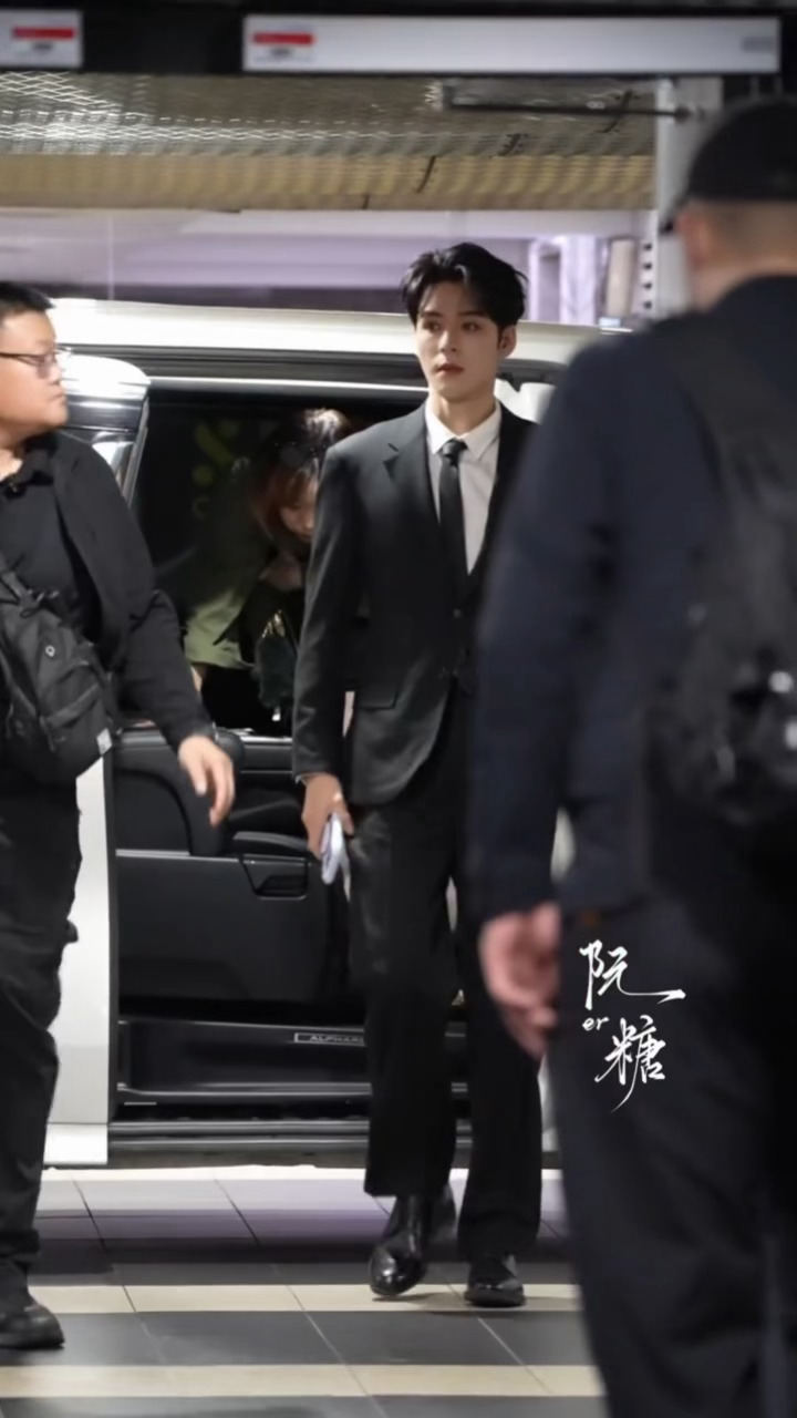 龚俊丨黑西装完全是霸总老公的模样