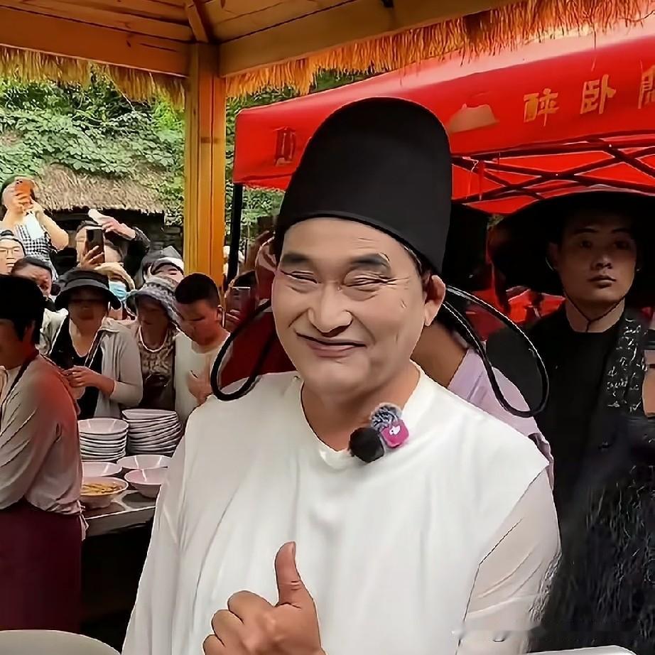 朱之文现身“醉卧兰陵”酒业商业活动，身着一袭古代书生装扮，眯着双眼，摇头晃脑地说