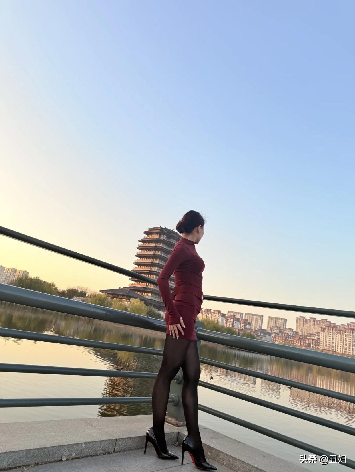 你见过美女身材好的背影多吗在古风建筑的映衬下，红衣女子倚栏远眺，感受历史的沉淀。