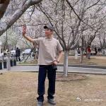 陶喆180度樱花自拍 谁懂啊！陶喆这樱花自拍的操作也太接地气了，为了找个好角度旋