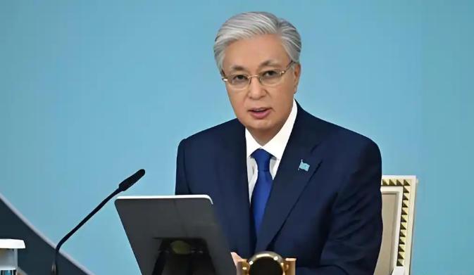 别看哈萨克斯坦总统托卡耶夫仪表堂堂，相貌也非常接近国人，特别是一口流利的中文，深