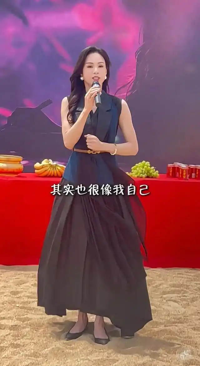 59岁姑姑李若彤近照流出，状态像30岁？网友：腰围比我小一圈