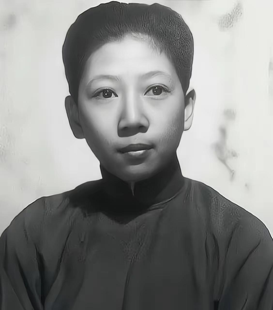 1946年，孔令俊换上女装逛街，路上却被龙云的儿子调戏，她怒不可遏，拔枪而射，龙