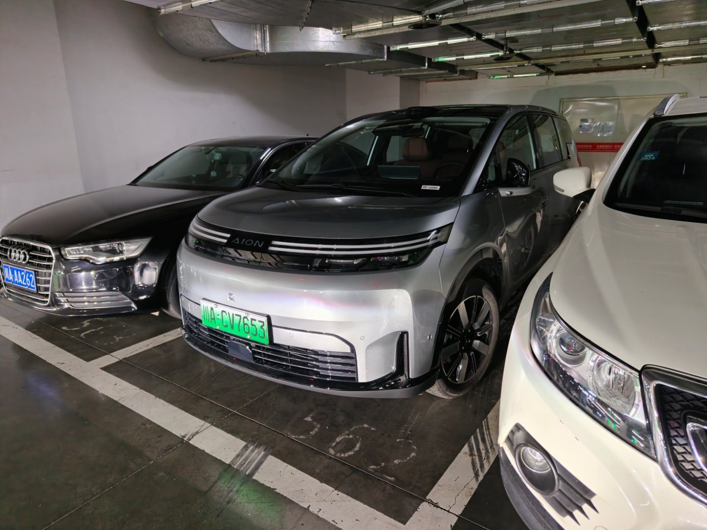 第一次真的用到了遥控泊车，把车摇出来，还挺方便的。 