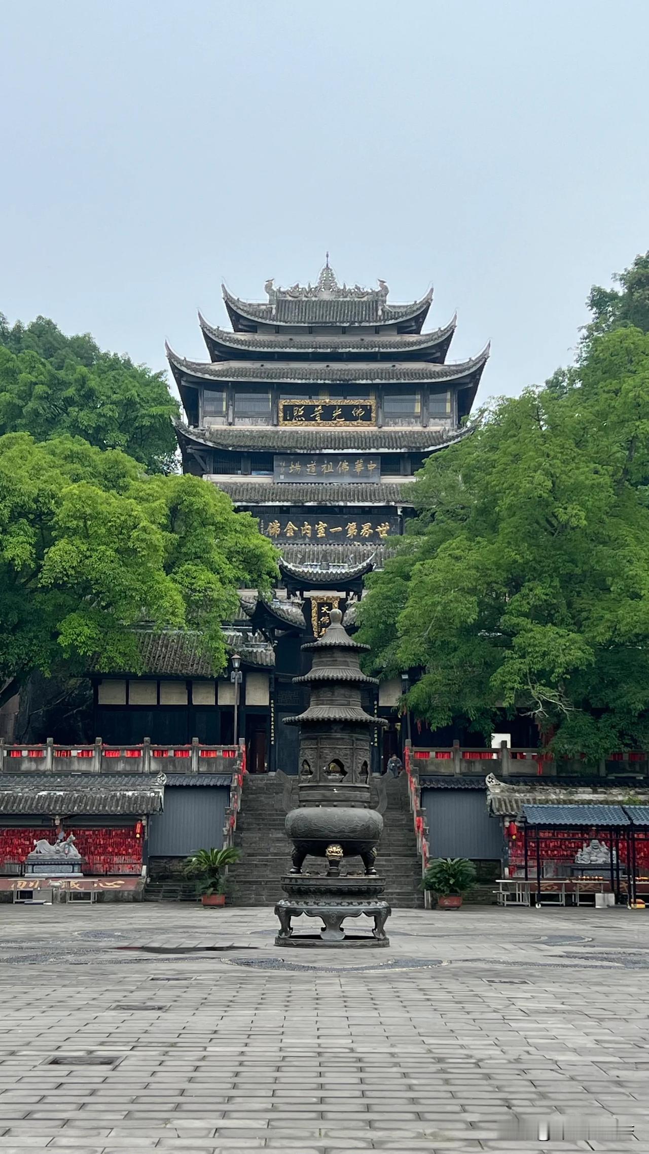 好大的金佛！重庆潼南大佛寺，佛首凿于中唐，佛身开凿于两宋，整座佛像开凿前后共历时