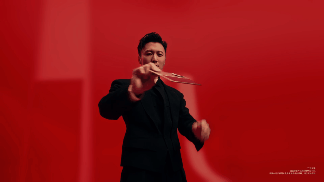 谢霆锋被粉丝调戏到红温昨天荣耀Magic V6赤兔红配色亮相，今天未来科技体验官