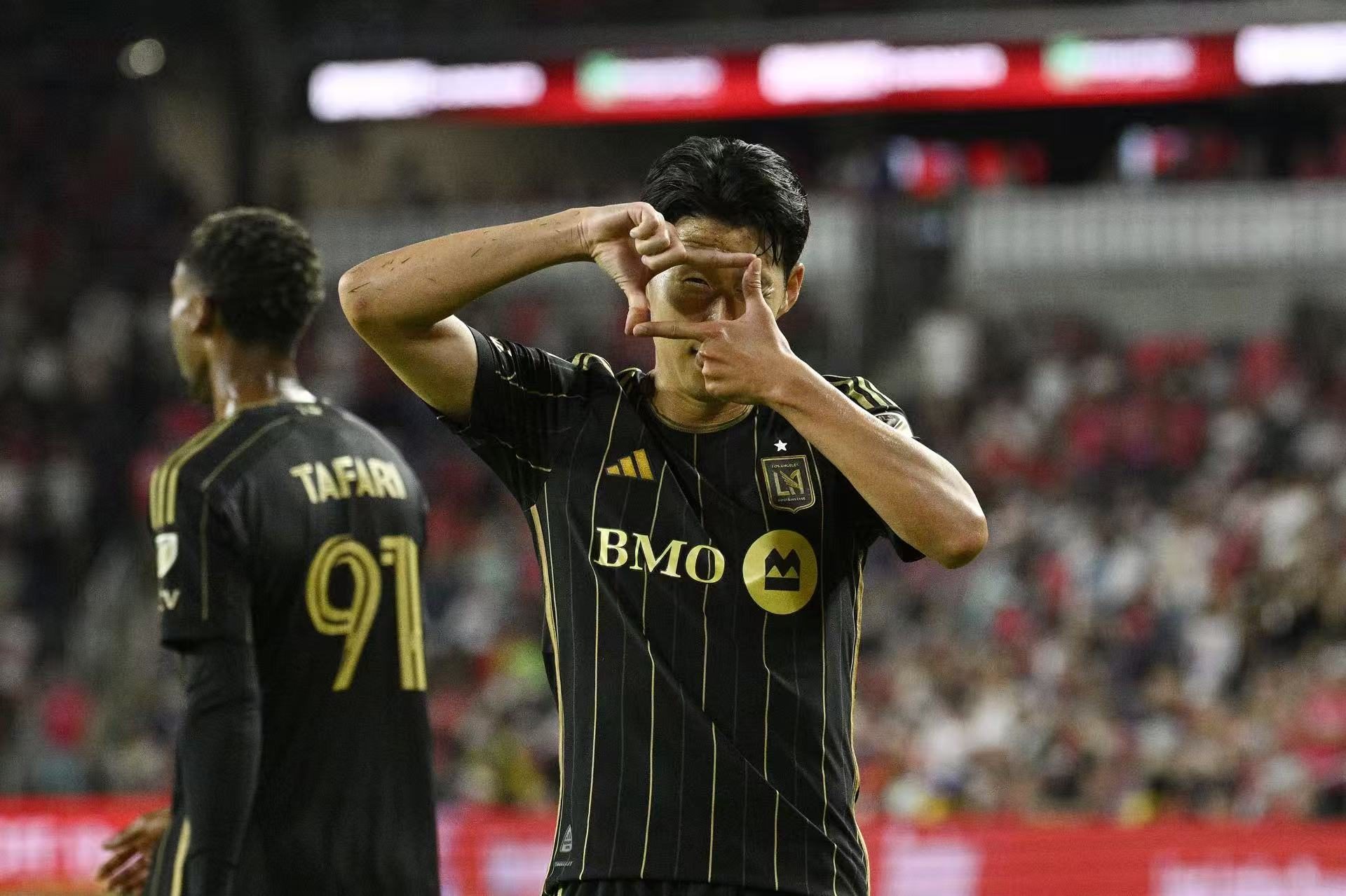 不可思议！仅踢13场的孙兴慜，竟力压荣誉满满的梅西斩美职联MVP