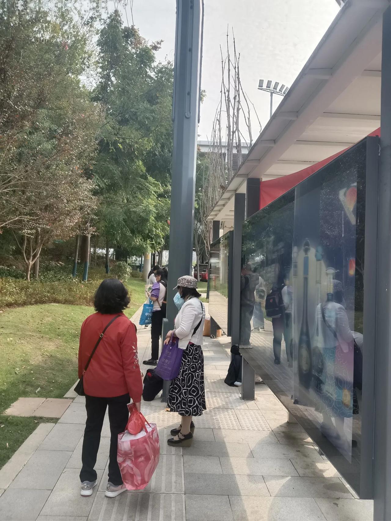 一句话分享今日感悟葛店南站的205公交20分钟一趟，早晚上下班高峰期15分钟一趟