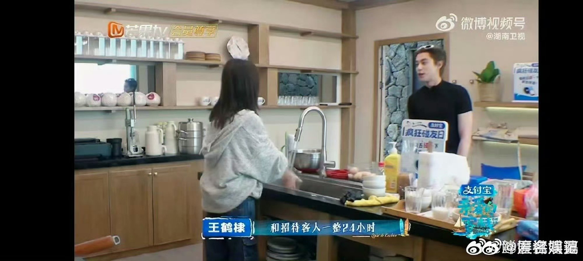 白鹿问王鹤棣客栈和中餐厅的差别亲爱的客栈后厨欢乐多，白鹿与王鹤棣聊两档综艺差异，