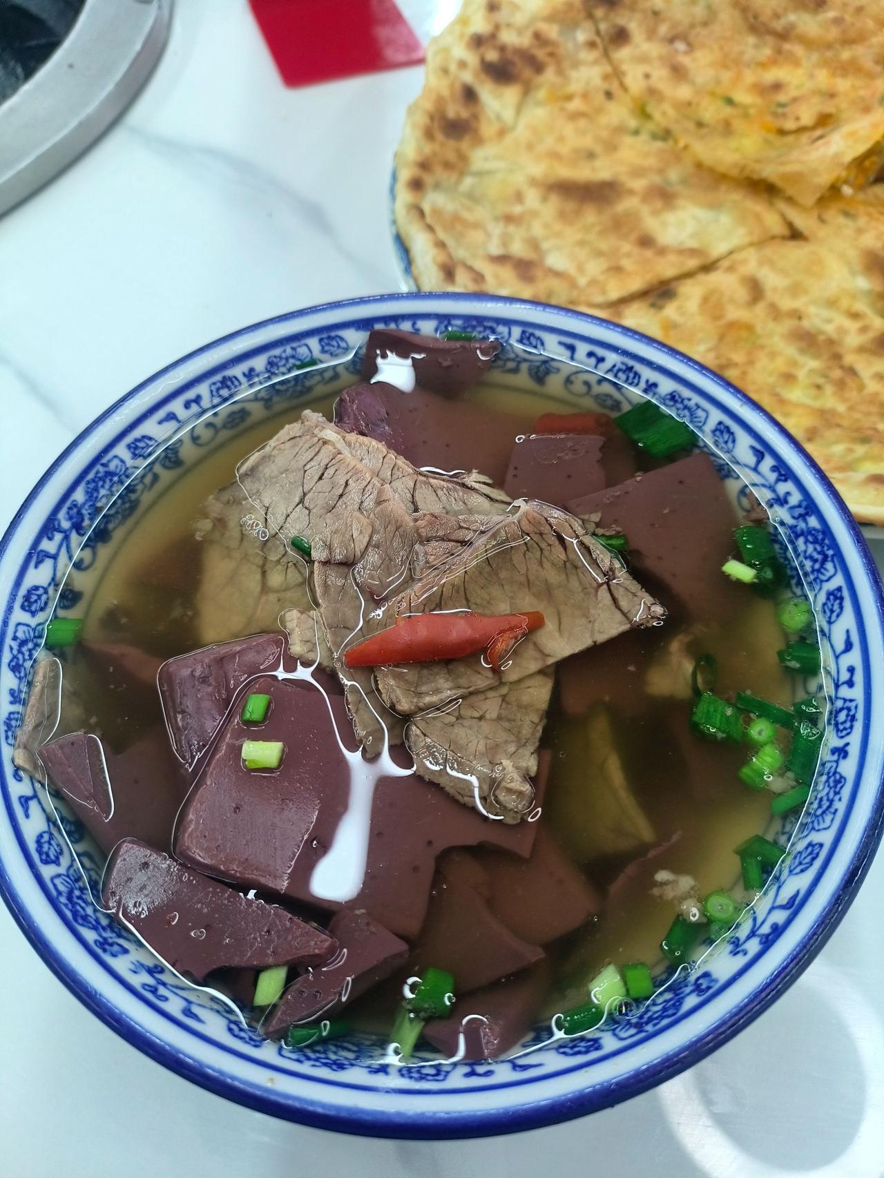 浦江牛清汤，果然是牛肉清汤，清亮清亮的，而且油不重。
碗不大，但是内容比较丰富，