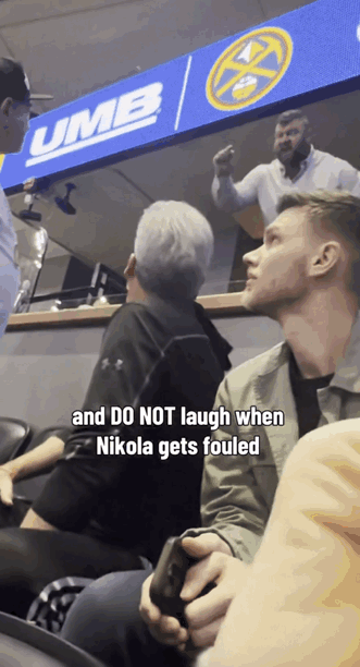 约老师的哥哥好吓人！他冲着马刺球迷大喊道，你给我坐下down. 🤣💀

斯特