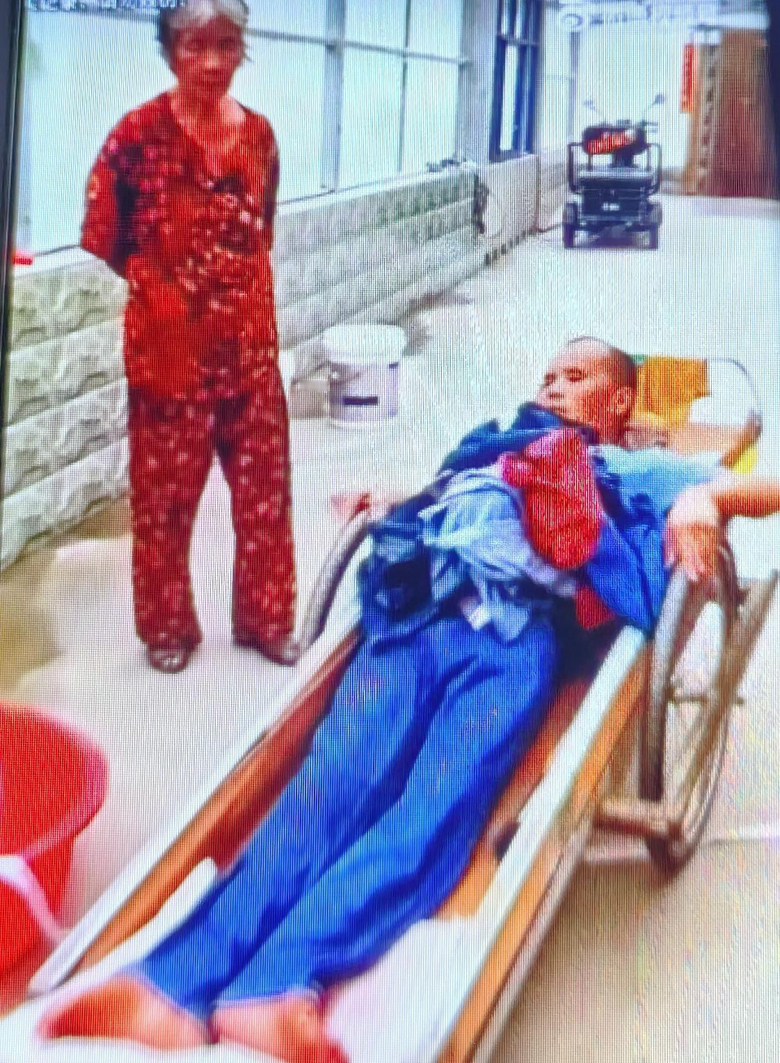 瘫痪30年，他用板车代步镜子看路，养鹅创业活出尊严

在河南周口太康县，每天清晨