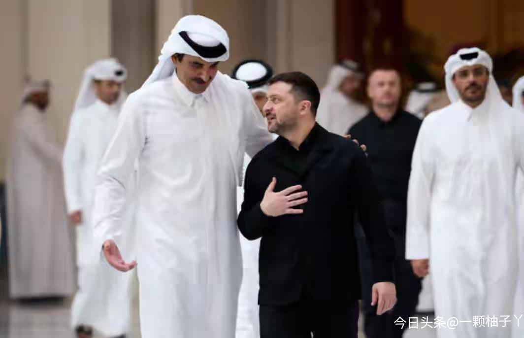 乌克兰眼下援助吃紧、处境艰难，泽连斯基火速跑中东签了笔10亿美元级防务框架，靠输