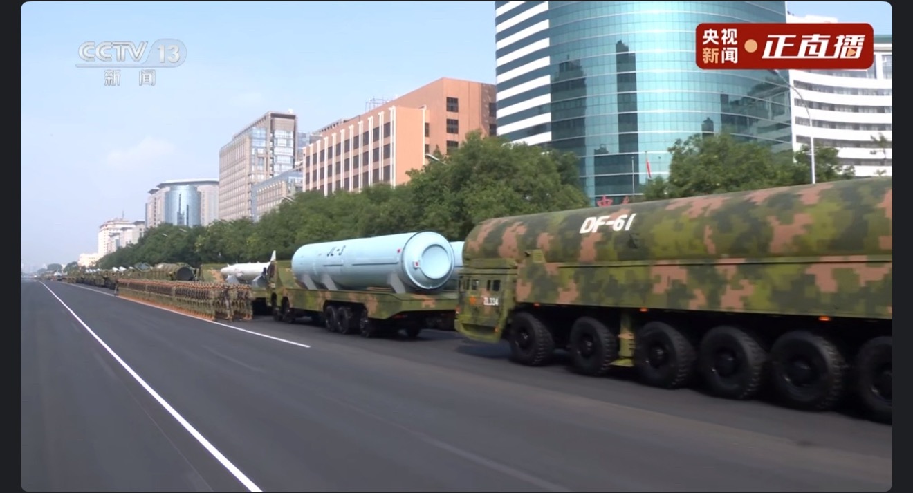 阅兵直播 DF-61都能给看了，DF-81也不远了吧！全球快递，使命必达！前面白