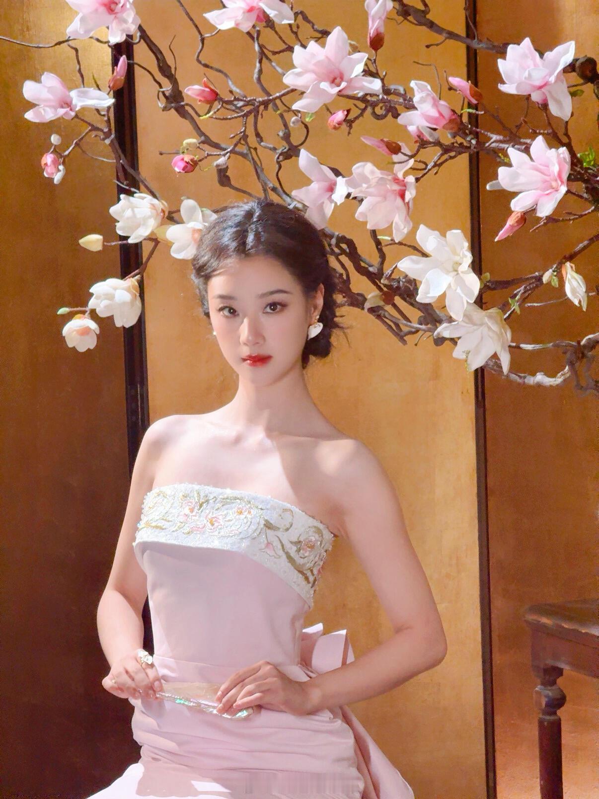 王小亿粉瓷美人粉瓷色系自带柔光滤镜，王小亿驾驭起这套古装格外适配，裙摆随风摇曳灵