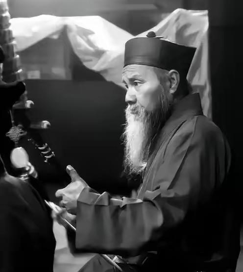 1932年，武当老道遭30多匪徒打劫，喝问：你们脑袋比石头还硬吗？
1932年的