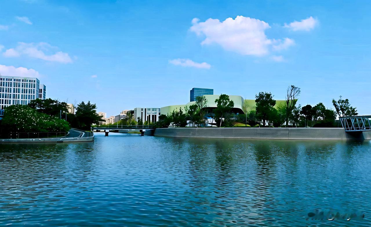 宁波东部新城，碧空如洗，云影悠然。一汪碧水横贯城央，柔波轻漾，映照着错落有致的现