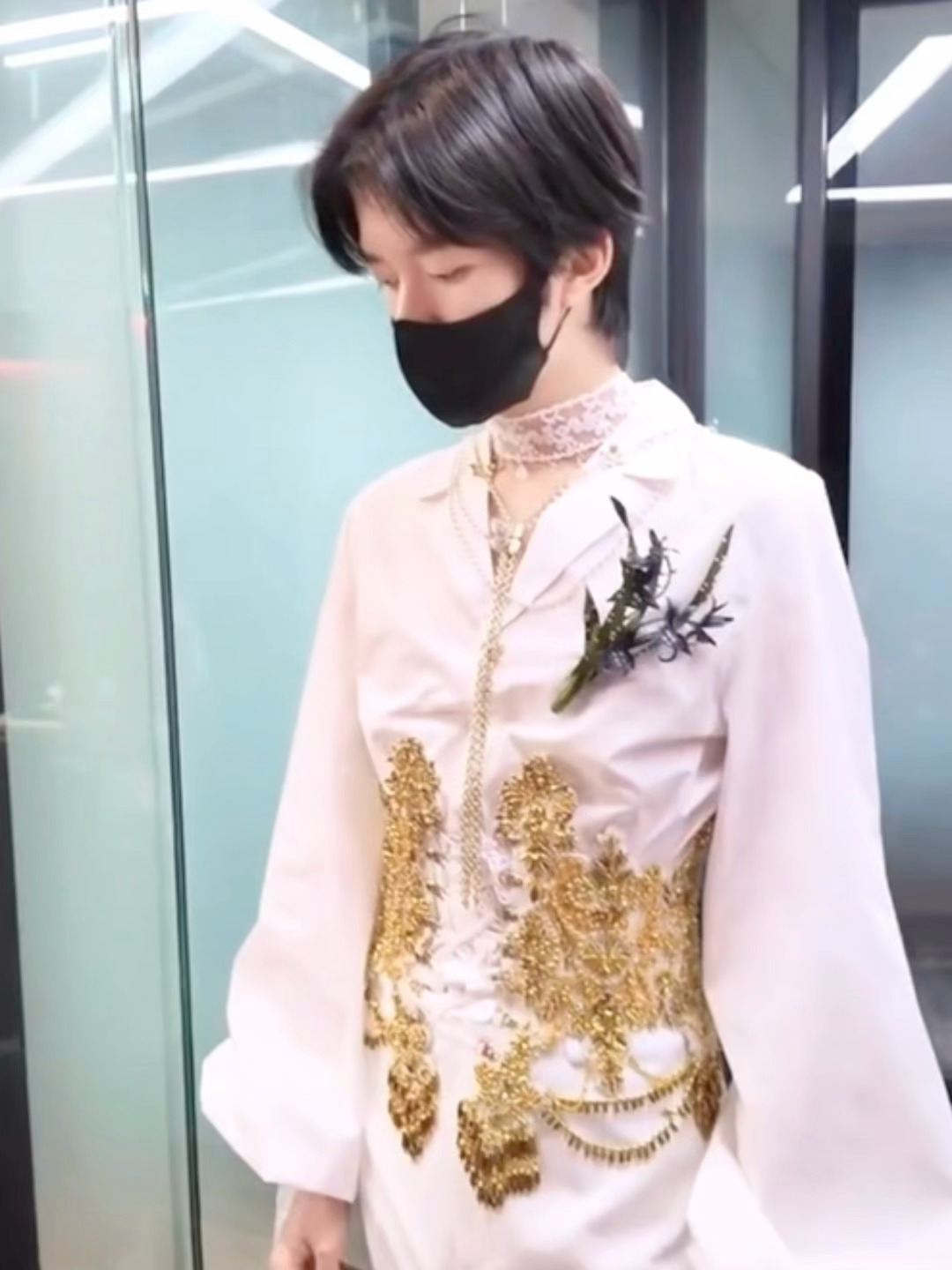 有种星星小孩子偷穿星姐的婚纱礼服感觉 