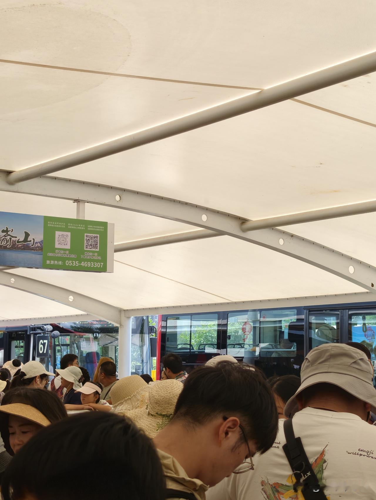 养马岛坐车，人多的要死。
用的是公交车，座位少，不少人要站着。有的就要排到了，就