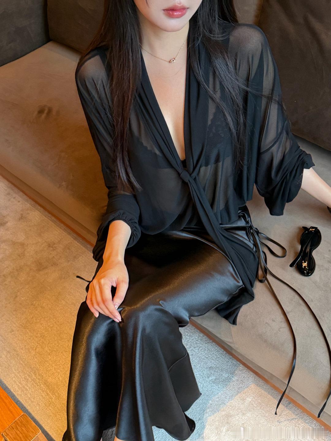 没有女人味可不行！！这种微透若隐若现的感觉真的很撩人～胸前绑带设计是可以自由调节