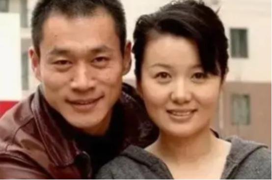 1999年，“武松”丁海峰拍完《水浒传》后，回家跟老婆摊牌：“咱俩离婚吧，我爱上
