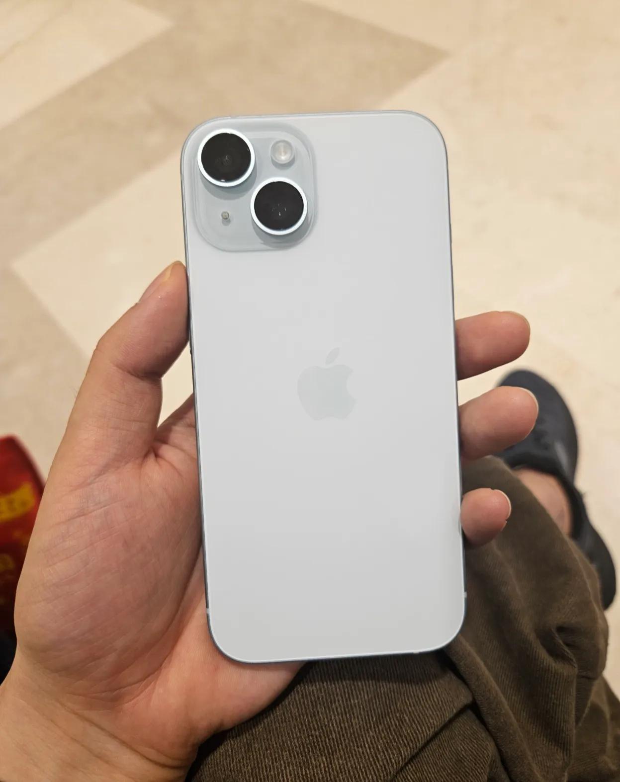 iPhone15标准版聊点真实体验，能接受就放心买。

1、屏幕的观感绝对是没毛