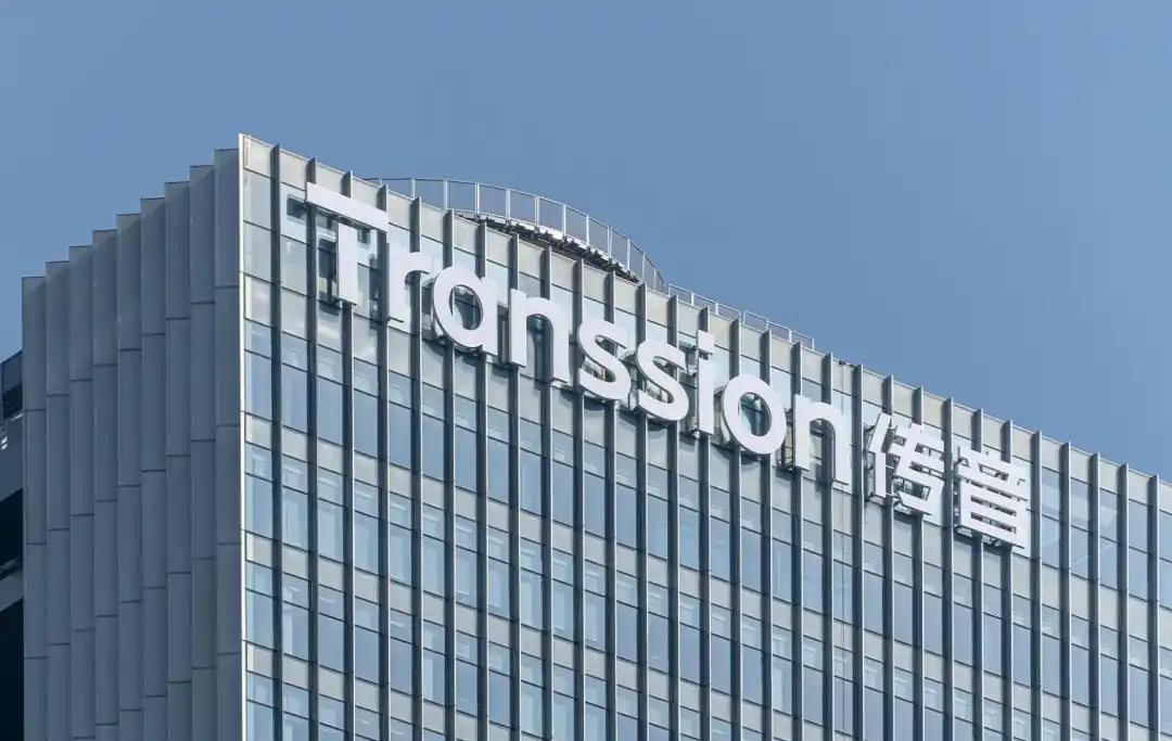 非洲手机之王，真的快卷不动了。

根据最新披露的年度业绩预告，传音2025年营收