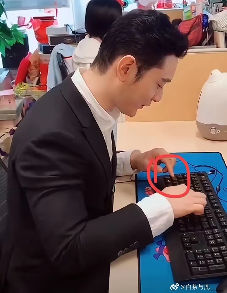 笑不活了！本来黄晓明进上戏考博复试，是件令人励志的事，但是，却因为他出名的打字慢